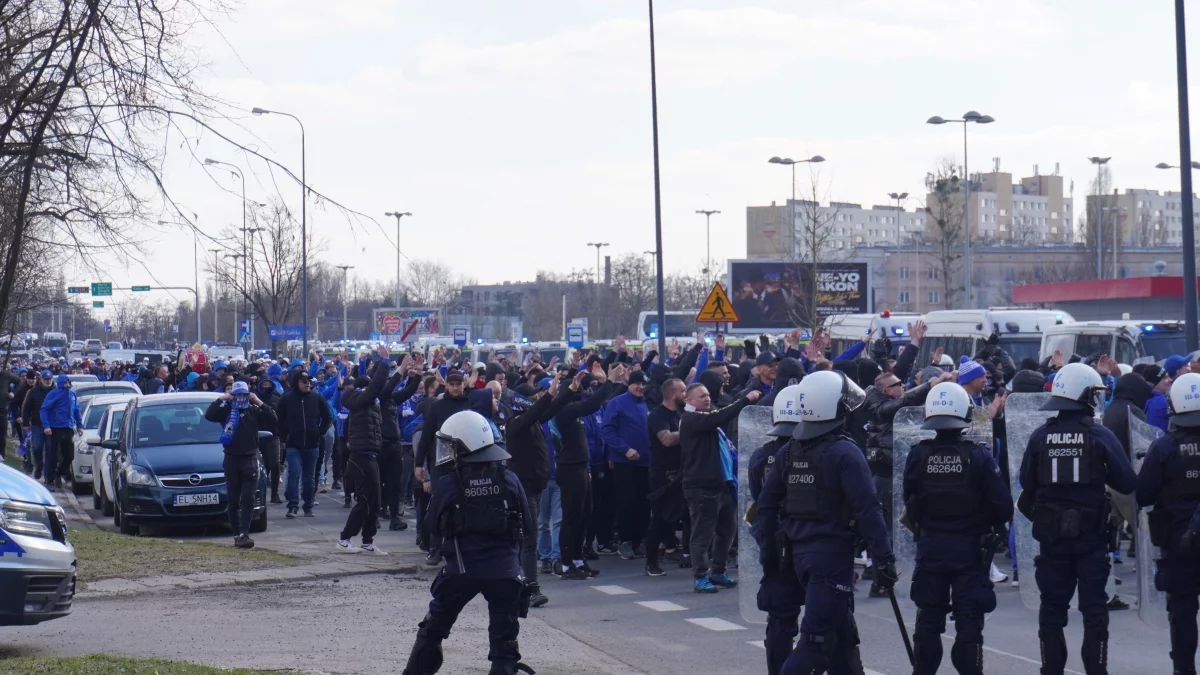 Mecz podwyższonego ryzyka w Łodzi. Próba wyłamania bramy i starcia z żabolami na al. Unii Lubelskiej [FOTO]