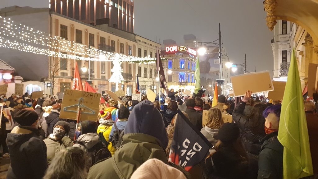 Mieszkańcy Łodzi pod siedzibą PiS przy ul. Piotrkowskiej. Czwartkowe protesty po publikacji uzasadnienia do wyroku Trybunału Konstytucyjnego [zdjęcia] - Zdjęcie główne