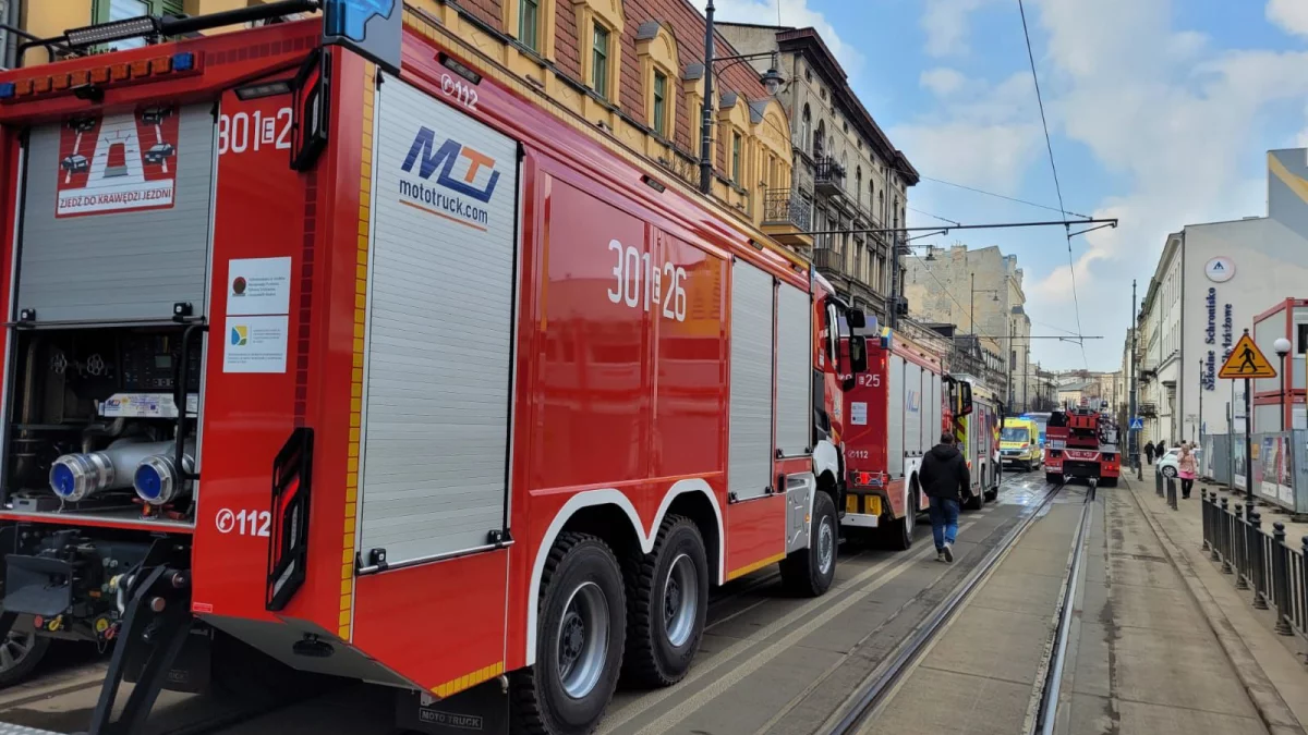 Pożar w Łodzi. Z budynku musieli uciekać mieszkańcy. Policjantka oraz lokator w szpitalu!