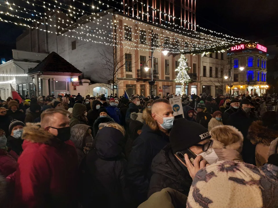 Protest w sprawie wolnych mediów na ulicy Piotrkowskiej w Łodzi