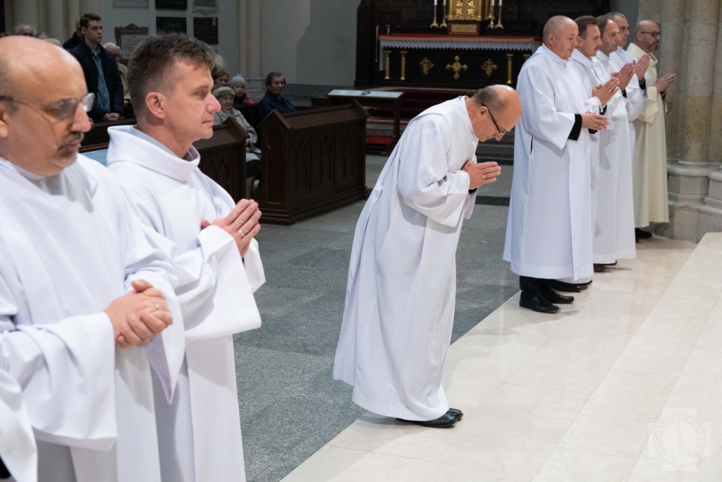 Mają rodziny, będą chrzcić i rozdawać komunię św. Archidiecezja łódzka szkoli diakonów stałych   - Zdjęcie główne