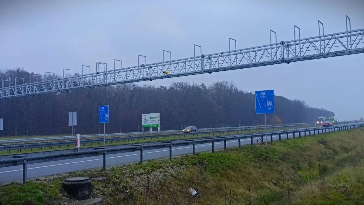 Nowy odcinkowy pomiar prędkości na autostradzie A1. Leży na granicy województw i mierzy ponad 14 km - Zdjęcie główne