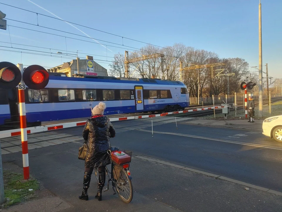 Położył się na torach kolejowych. Krzyczał, że nie chce dalej żyć - Zdjęcie główne