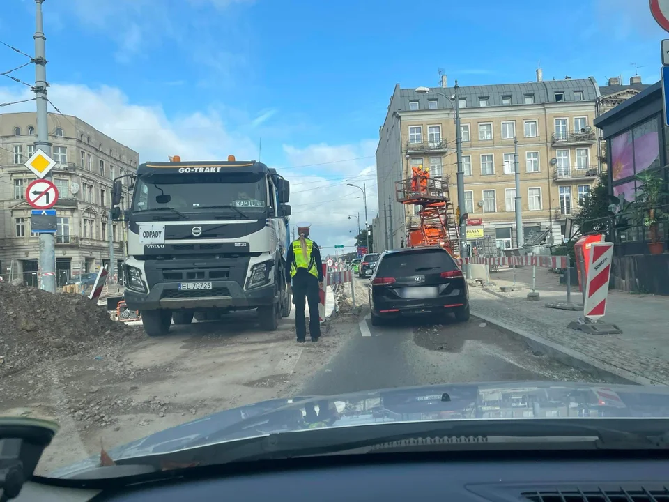 Koparka zerwała siec trakcyjną na ulicy Zachodniej. MPK Łódź tłumaczy, że to nie ich wina - Zdjęcie główne