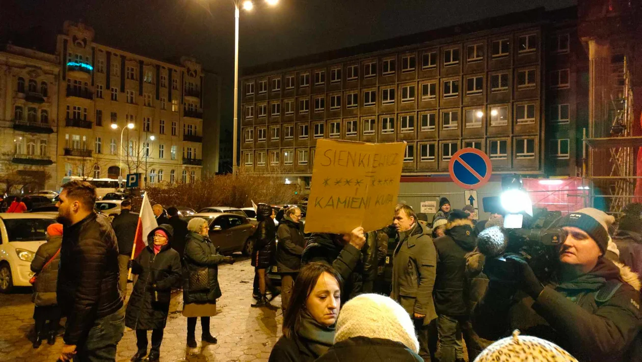 Telewizja publiczna na ustach wszystkich. Protest z udziałem kutnian również pod siedzibą łódzkiej TVP [ZDJĘCIA] - Zdjęcie główne