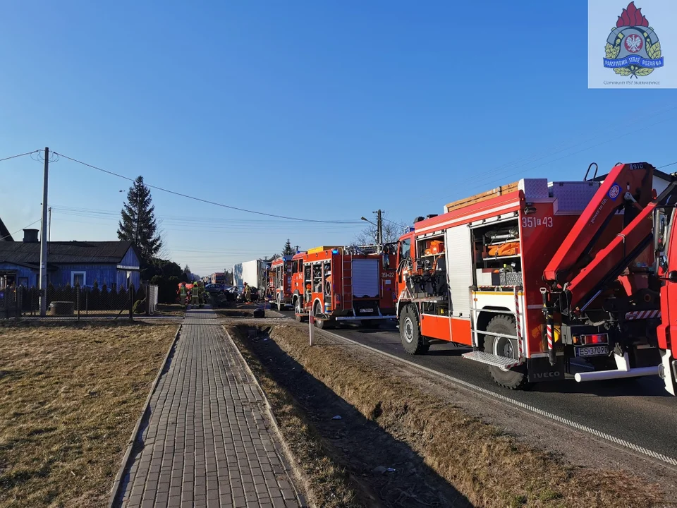 W tragicznym wypadki pod Skierniewicami zginęły dwie osoby, jedna jest ranna