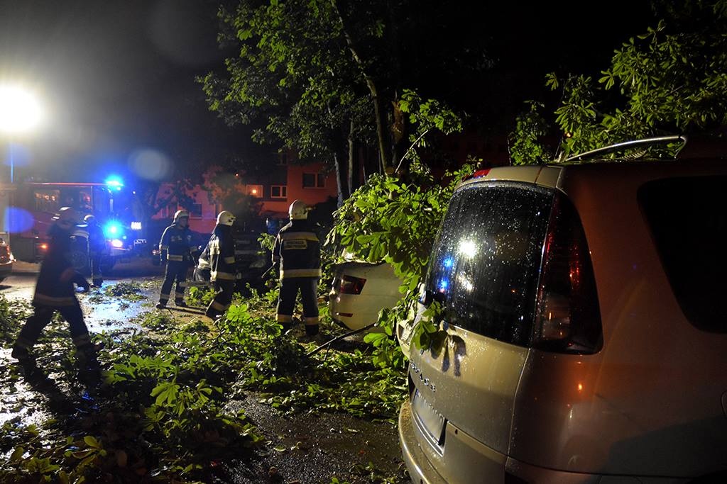 To była bardzo pracowita noc dla strażaków. Ulewa, porywisty wiatr, burza zrobiły swoje. Niektóre ulice w Łodzi pozbawione były prądu (fot. Karol Grzegorek)