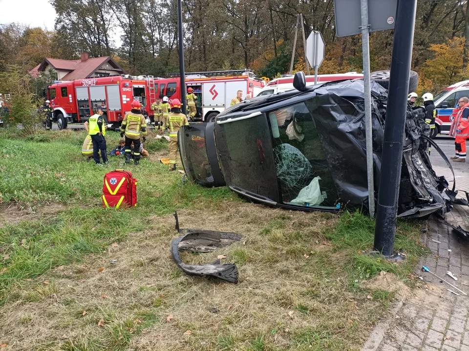 Niebezpieczny wypadek w Łódzkiem. Jeden samochód dachował - Zdjęcie główne