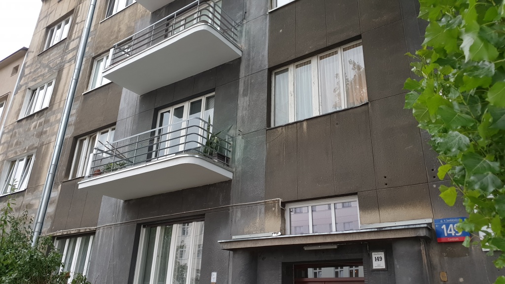 W sobotę z kamienicy na Sienkiewicza oderwał się balkon! I wciąż sobie wisi  [ZDJĘCIA] (fot. TuŁódź.pl)