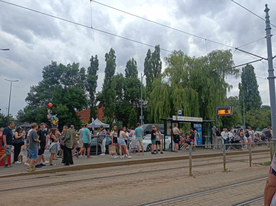 Zatrzymanie tramwajów na Bałutach. Z Manufaktury do sceny mBanku ruszyli na piechotę - Zdjęcie główne