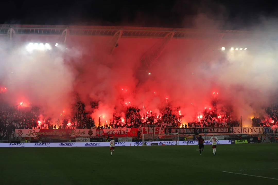 Derby Łodzi. Emocje sięgnęły zenitu. Kibice odpalili race [ZDJĘCIA] - Zdjęcie główne