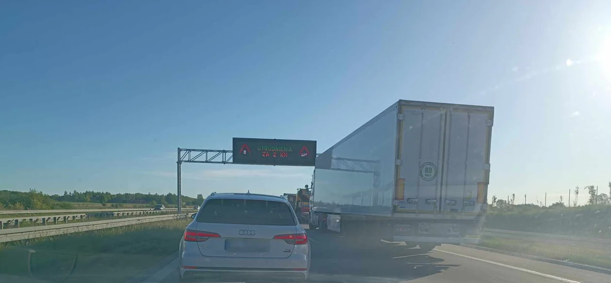 Zderzenie ciężarówek na autostradzie A1 pod Łodzią. Doszło do blokady ważnego kierunku - Zdjęcie główne