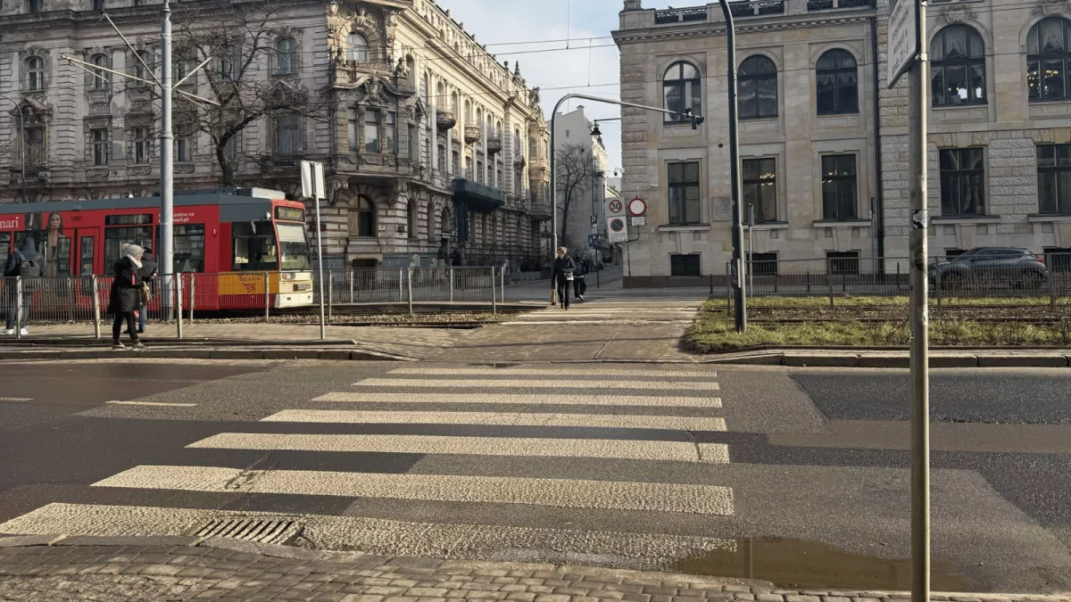 Szczyt bezczelności. Tak mu się śpieszyło, że zamiast jezdnią pojechał chodnikiem. Policja reaguje [WIDEO] - Zdjęcie główne