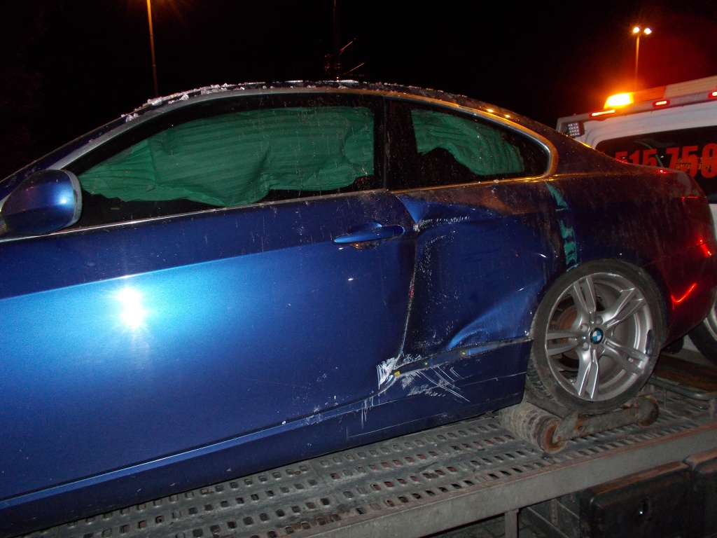 Kierowca BMW stracił panowanie nad kierownicą i zderzył się z wiatą przystankową na ul. Rokicińskiej (fot. MPK Łódź) |wiadomości łódzkie | Łódź | TuŁódź