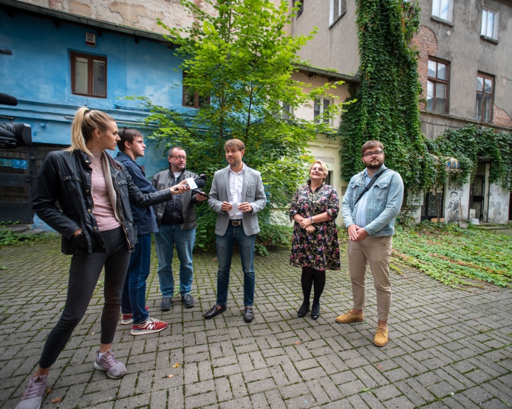 Zrujnowana kamienica przy Piotrkowskiej straszy łodzian. Ale już niedługo (fot. www.lodz.pl)