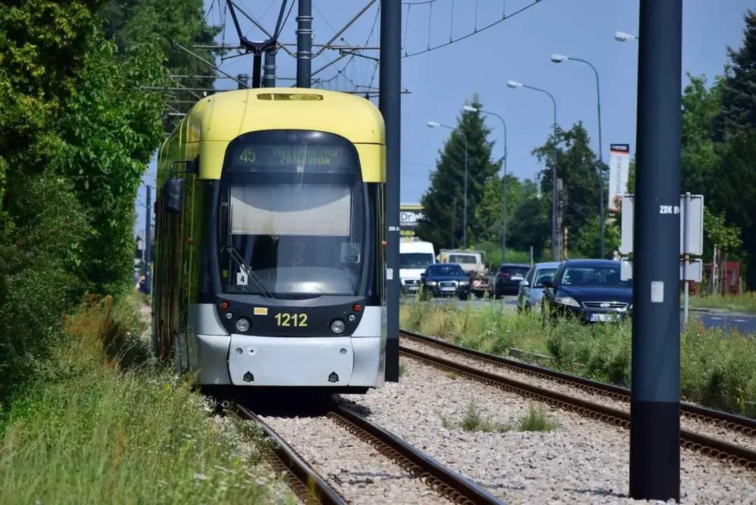 Duże opóźnienia w łódzkiej komunikacji, utrudnienia na drogach - Zdjęcie główne