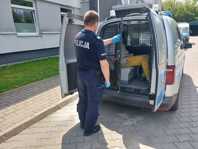 37-latek się wściekł. W kaszance miało być za mało wątróbki. Wyciągnął  nóż, na miejsce wezwano policję - Zdjęcie główne