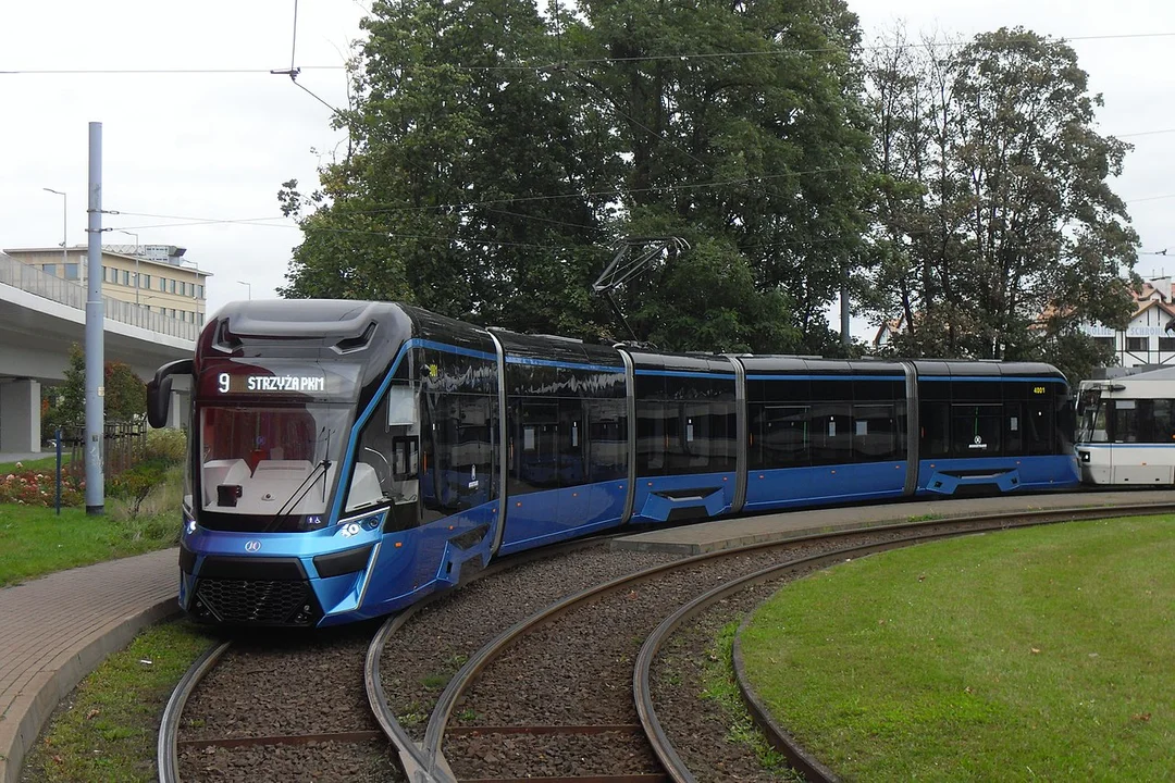 Dostawa nowych łódzkich tramwajów przełożona. Zarząd Inwestycji Miejskich tłumaczy przyczynę opóźnienia - Zdjęcie główne