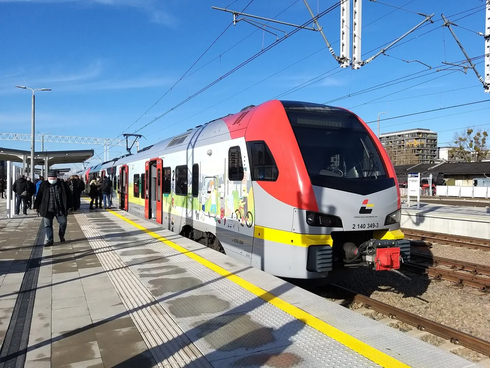 Łódzka Kolej Aglomeracyjna poinformowała, jakie zmiany wejdą w życie od przyszłej korekty rozkładu. Sprawdź szczegóły - Zdjęcie główne