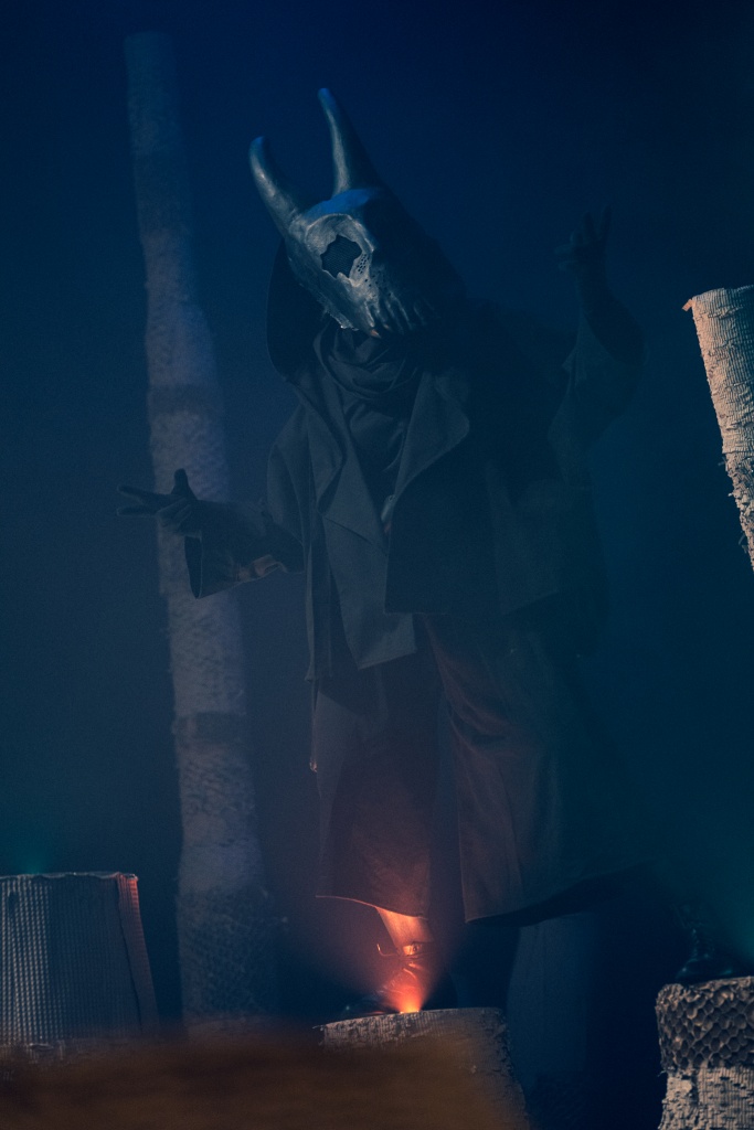 O atmosferze spektaklu decyduje też scenografia Aleksandry Redy, która stworzyła świat na poły mroczny, magiczny i realistyczny. (fot. mat. prasowe) |wiadomości łódzkie|Łódź|TuŁódź