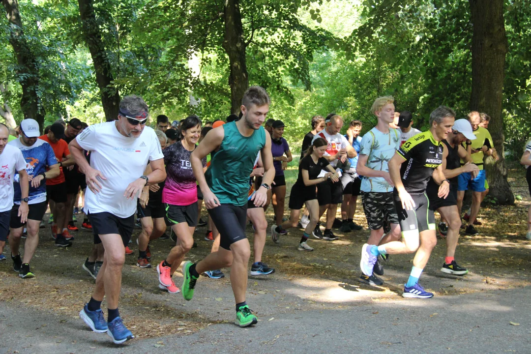 Parkrun w Parku Poniatowskiego. Na starcie zjawiło się 100 osób [zdjęcia] - Zdjęcie główne