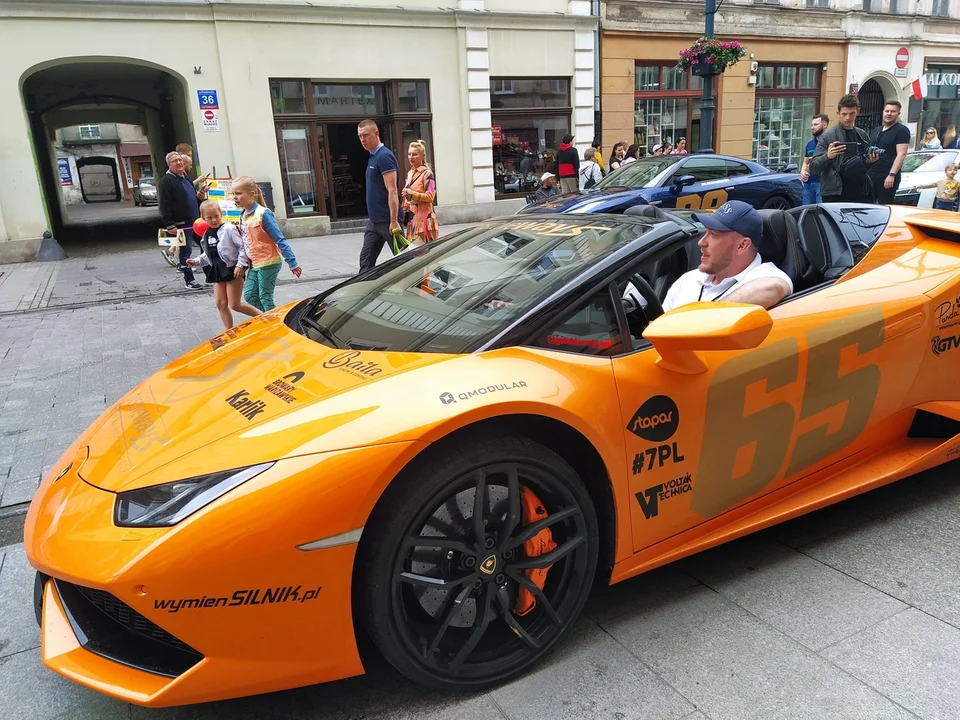 Przejazd sportowymi samochodami w Łodzi w szczytnym celu! [zdjęcia]