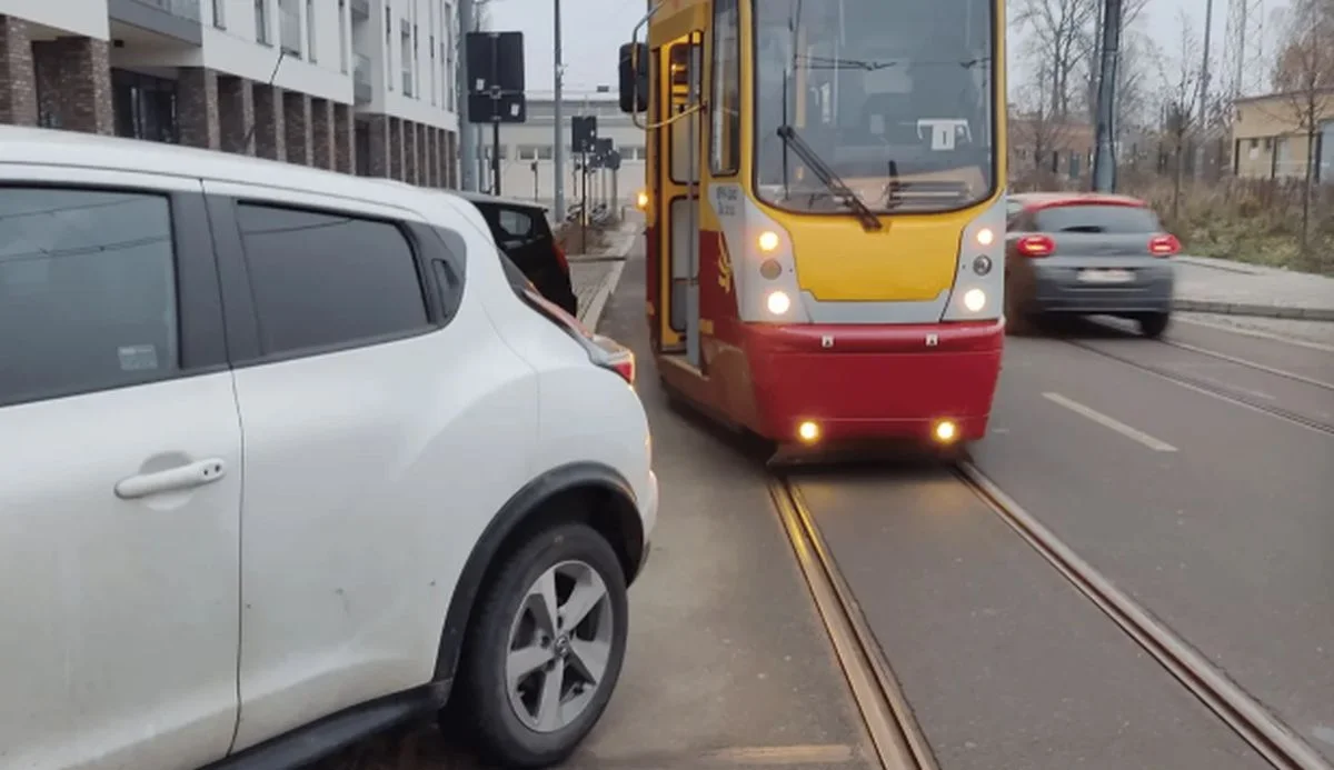 Zatrzymanie tramwajów w Śródmieściu. Wszystko przez źle zaparkowany samochód - Zdjęcie główne