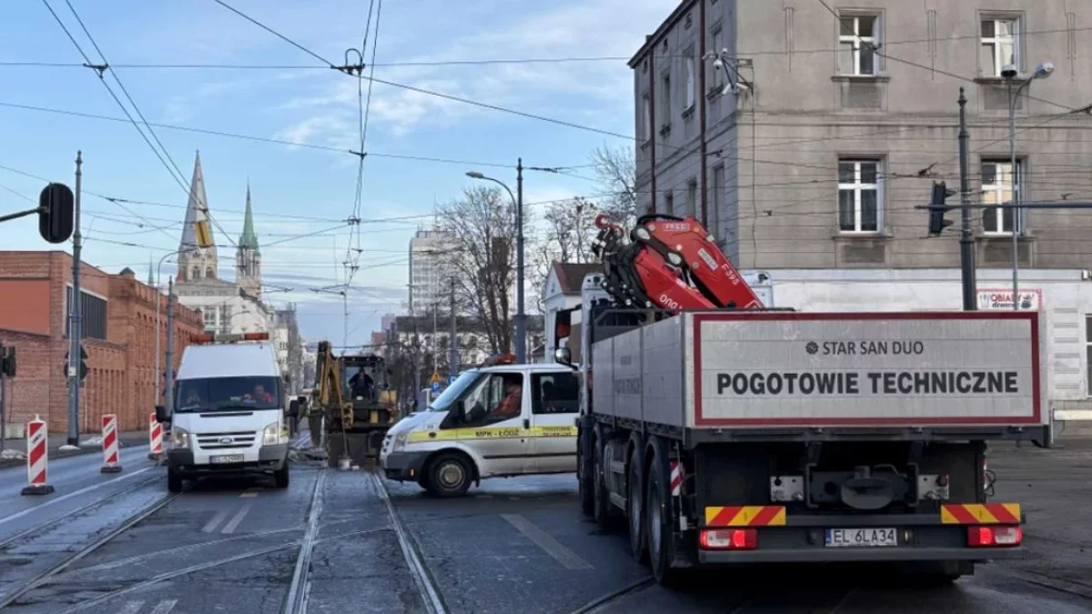 Trudny poranek dla pasażerów komunikacji miejskiej i kierowców. Trwają prace na Piotrkowskiej - Zdjęcie główne