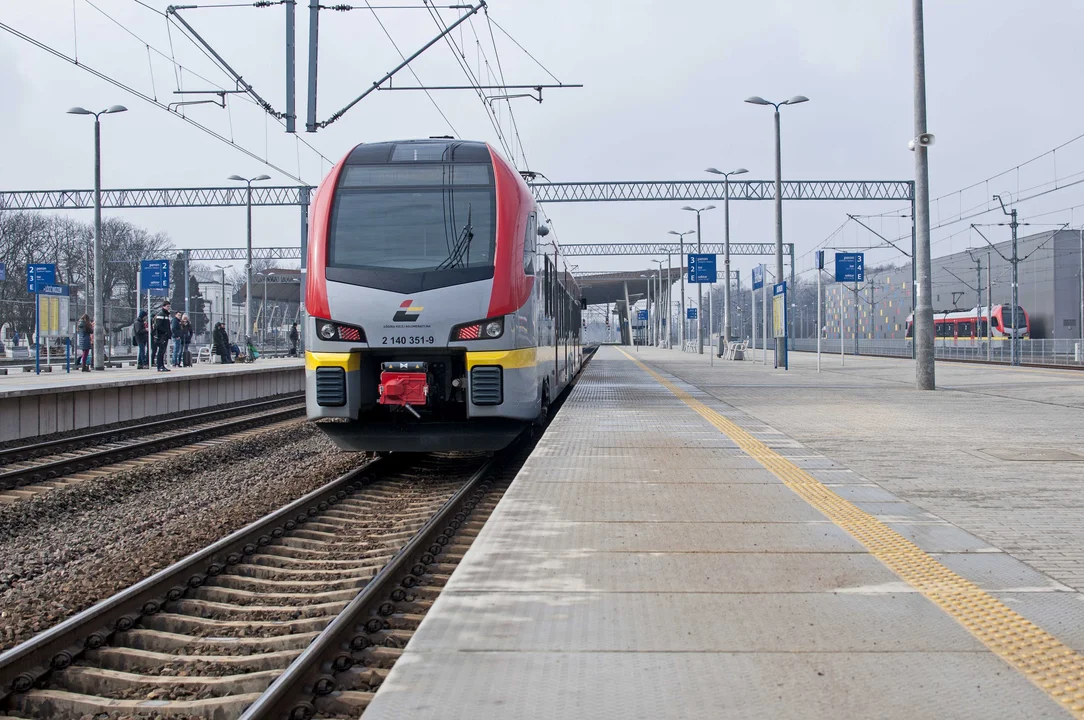 72-latek z metalowymi elementami przechodził przez torowisko. Straż Ochrony Kolei i policja tłumaczą to zdarzenie - Zdjęcie główne