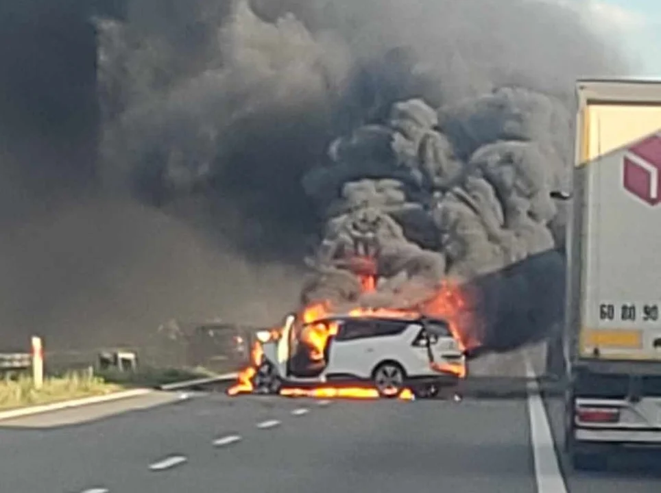 Na autostradzie A1 płonie samochód! W kierunku Łodzi utworzył się duży zator! - Zdjęcie główne