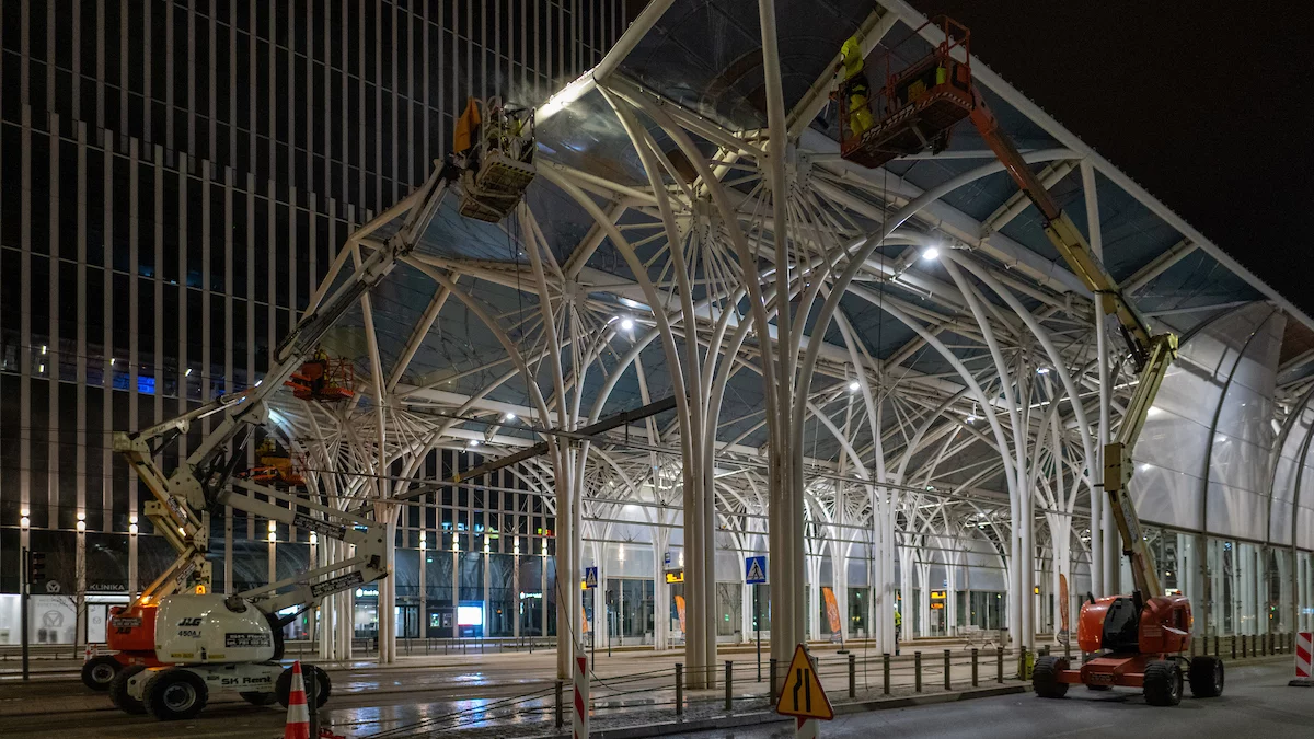 Wielkie mycie w centrum miasta. W dodatku z podnośników! [FOTO]