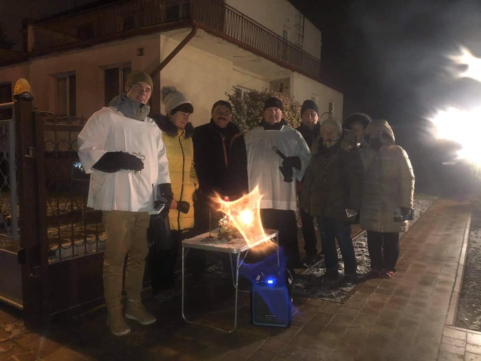 Jak może wyglądać kolęda w dobie pandemii? Parafia z woj. łódzkiego plenerowo święci domy i bloki (fot. fb Parafia pw św. Stanisława BM w Skierniewicach) |wiadomości łódzkie|Łódź|TuŁódź