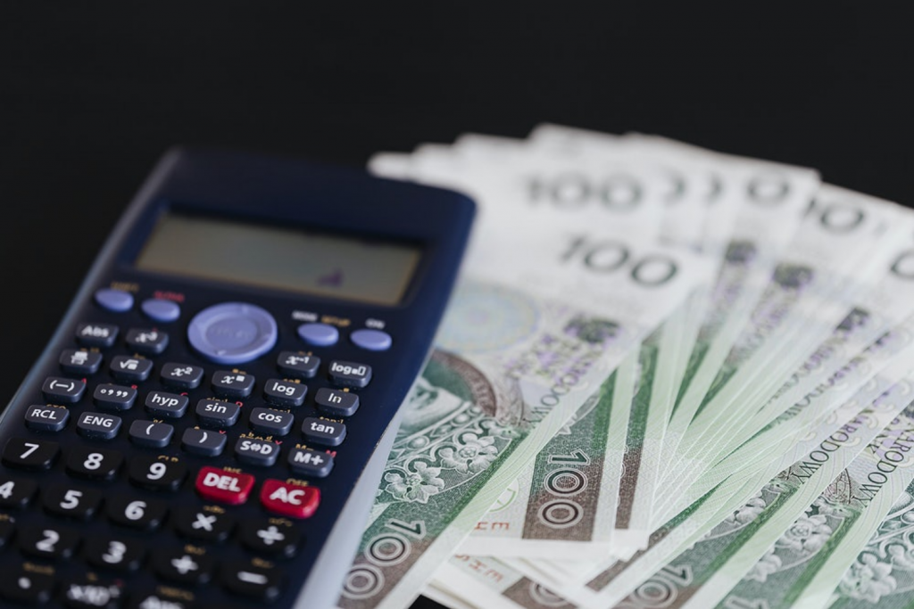 Emeryci – jedyna grupa, której zadłużenie zmalało w 2020 roku. Dane nie są jednak do końca optymistyczne - Zdjęcie główne