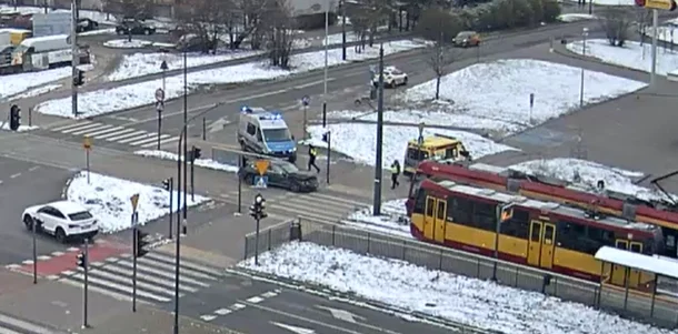 Zderzenie auta osobowego z tramwajem MPK Łódź na Olechowie. Ruch tramwajowy został wstrzymany - Zdjęcie główne