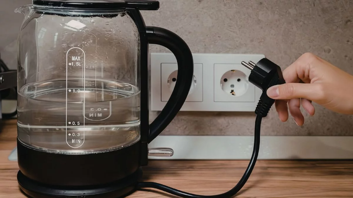 Ten trik zna kilka osób. Nie potrzebujesz octu, by pozbyć się kamienia z czajnika