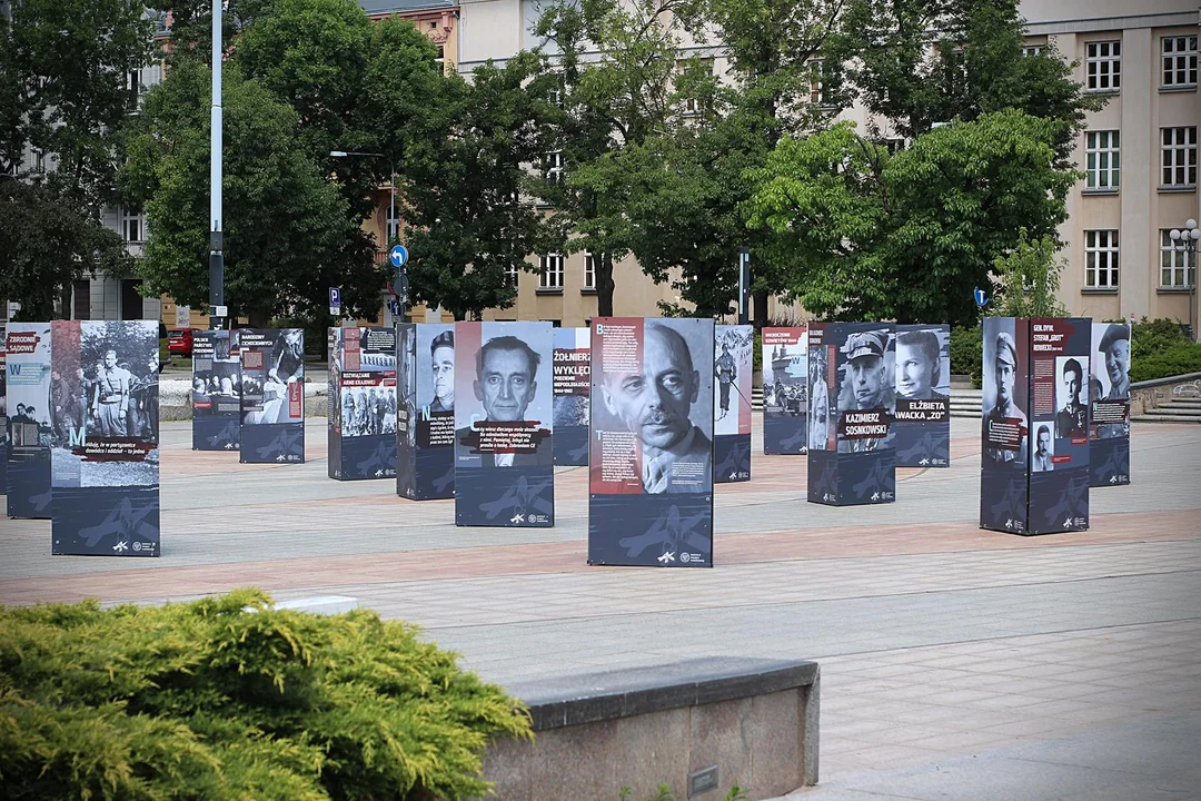 „Armia Krajowa – największa podziemna armia świata”. Wystawa IPN na pl. Dąbrowskiego w Łodzi    - Zdjęcie główne