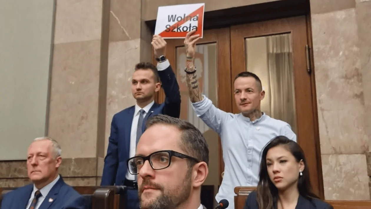 Poseł „świeżak” bardzo bezpośrednio o Przemysławie Czarnku. Podczas jego przemówienia wstał i pokazał, co o nim sądzi [ZDJĘCIE] - Zdjęcie główne