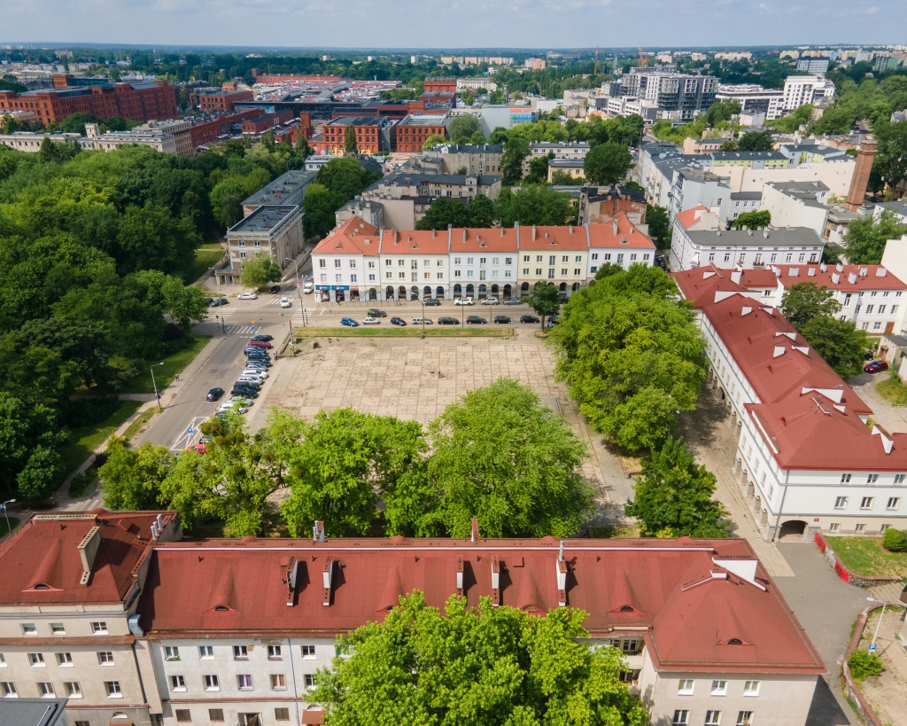 Rewitalizacja Starego Rynku w Łodzi. Łodzianie podzieleni „Wciąż za dużo kostki i betonu” kontra „Wygląda nieźle” [opinie, zdjęcia, wizualizacje] - Zdjęcie główne