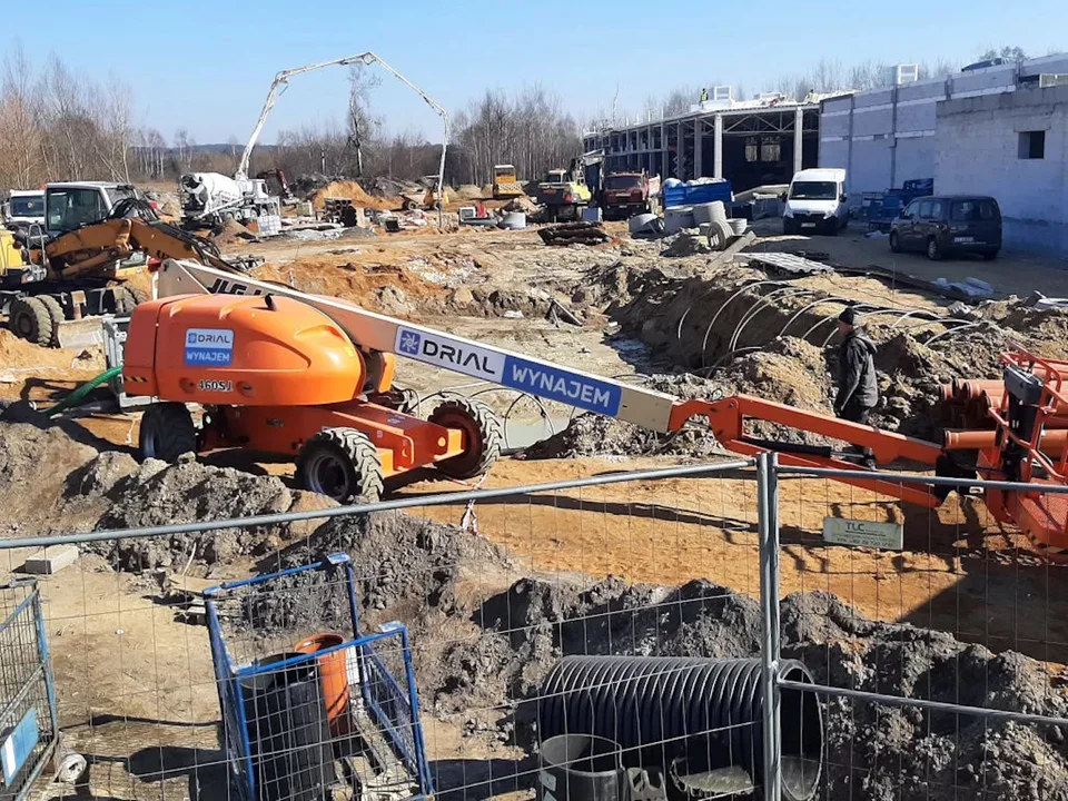 Wynajem podnośników teleskopowych – zobacz na co warto zwrócić uwagę - Zdjęcie główne