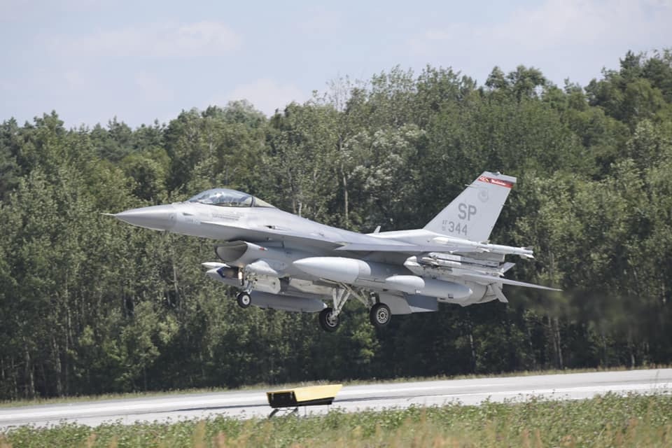 W Łodzi może być bardzo głośno. Myśliwce F-16 na łódzkim niebie (fot. facebook.com/32.BLT)