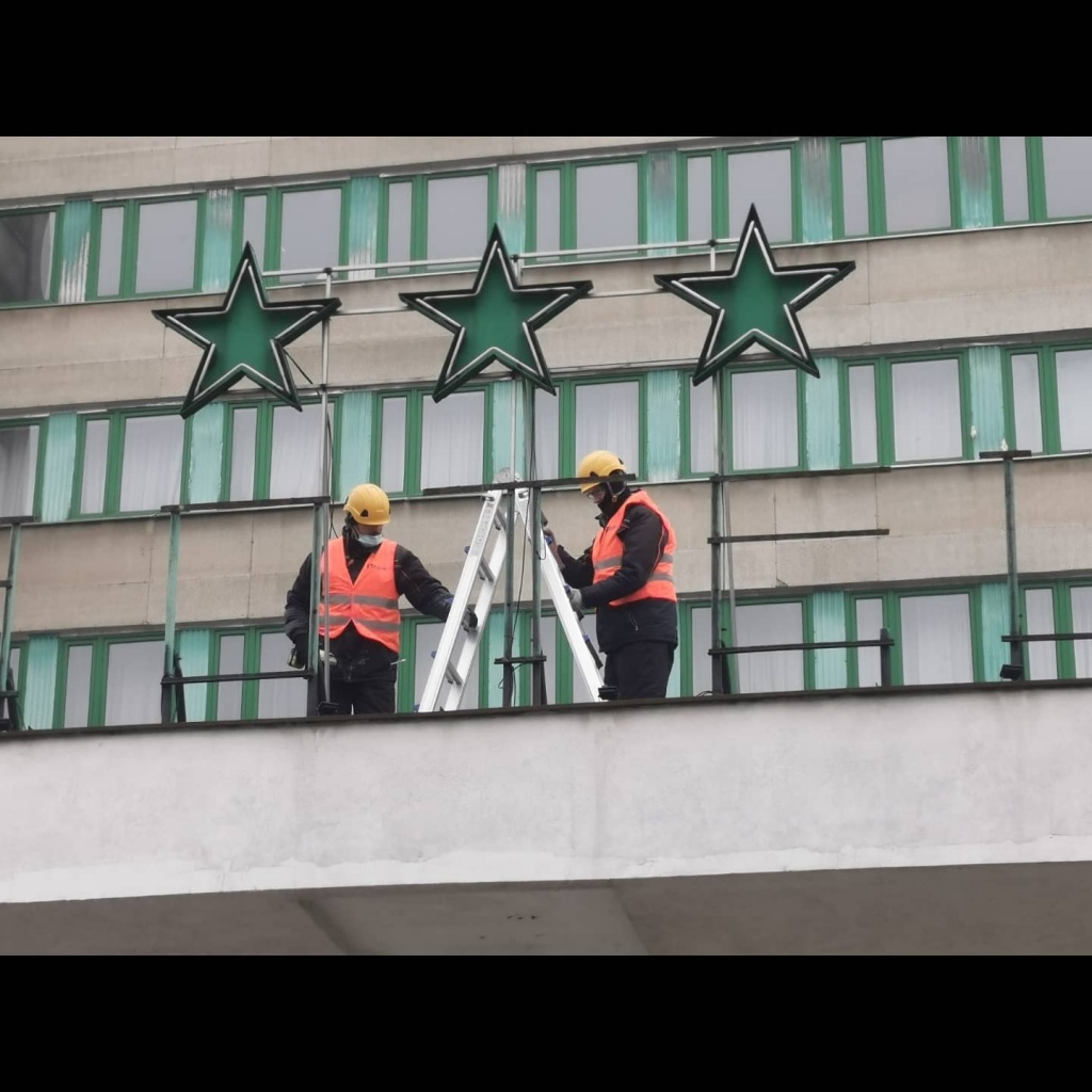 Coś się kończy… Zniknął neon z hotelu Światowit w Łodzi. Trafi do Muzeum Neonów w Warszawie [zdjęcia] - Zdjęcie główne