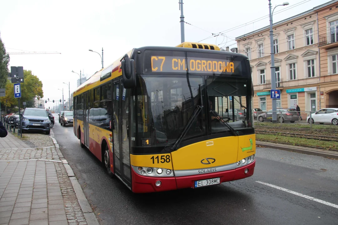 Jak dojedziemy na cmentarze 1 listopada? Pomóc w tym mają dodatkowe autobusy - Zdjęcie główne