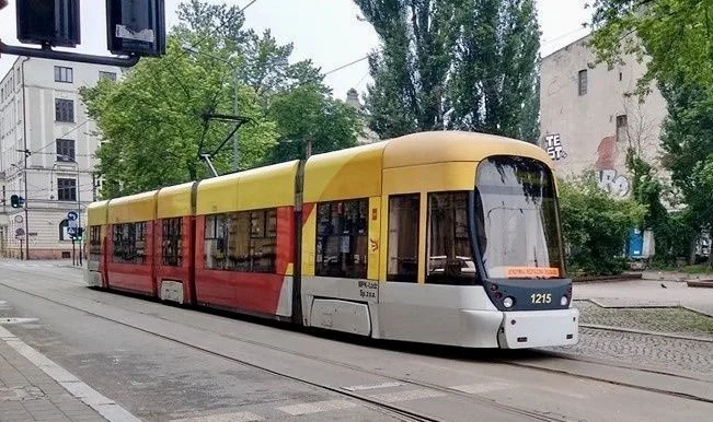 Wypadek na torowisku w centrum Łodzi. Zatrzymanie na czterech liniach MPK Łódź. Wytyczono objazdy - Zdjęcie główne