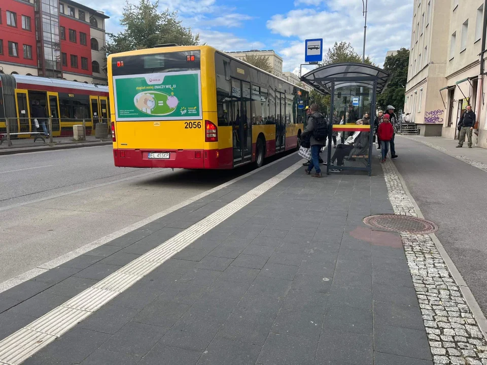 Jeździsz komunikacją miejską i nie wiesz o tej "apce"? Tracisz masę czasu! - Zdjęcie główne