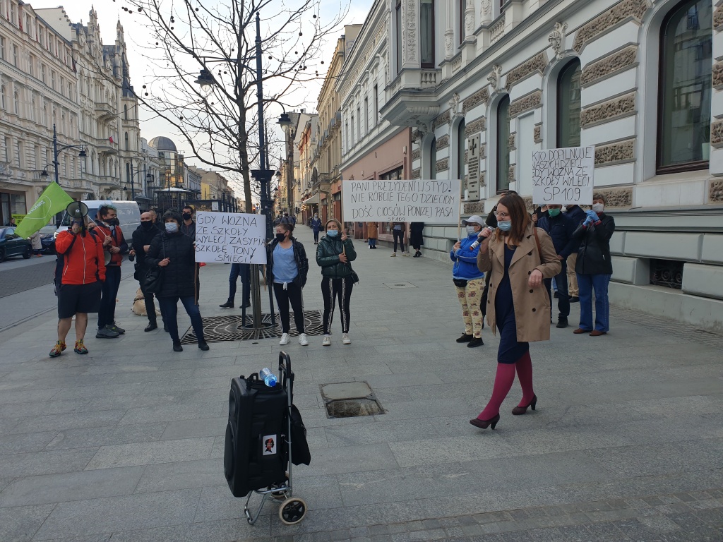 Protest pracowników szkół przed Urzędem Miasta Łodzi. "Gdy woźna ze szkoły wyleci zasypią szkołę tony śmieci" [zdjęcia I wideo] - Zdjęcie główne