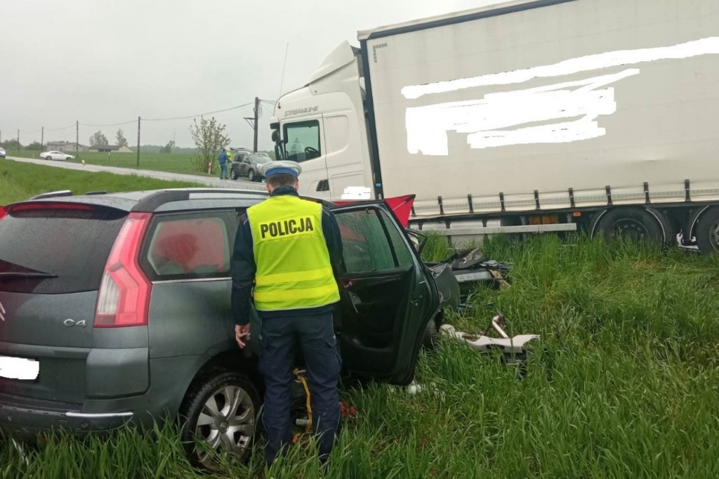 Wypadek Łódzkie. Śmiertelny wypadek pod Łodzią. Czołowe zderzenie osobówki z ciężarówką (fot. Policja Łódzka)