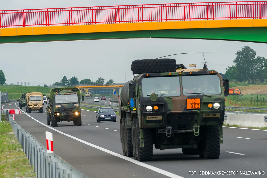 Wojskowe kolumny na drogach. Pojawią się też w naszym regionie [ZDJĘCIA] - Zdjęcie główne