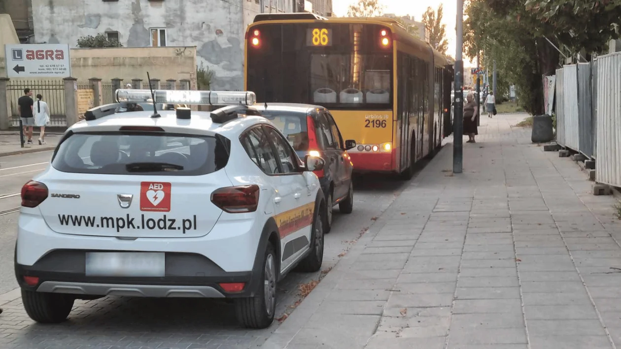 Kolizja z udziałem autobusu MPK Łódź na Pomorskiej. Na ważnej linii musiał wyjechać autobus rezerwowej [ZDJĘCIA] - Zdjęcie główne