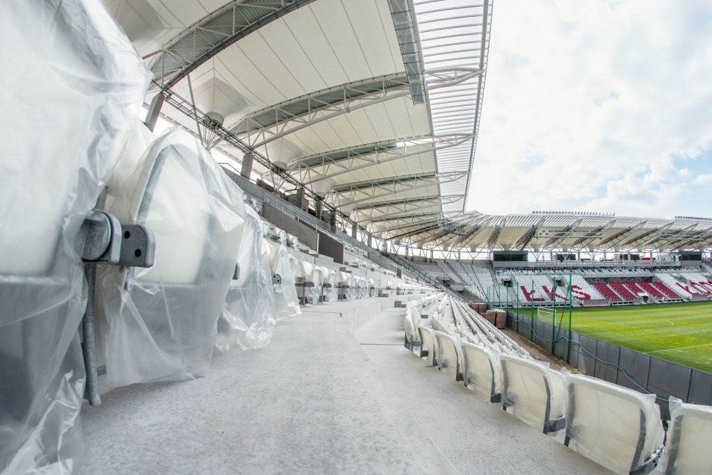 Pierwsze krzesełka na stadionie ŁKS-u Łódź (fot. ŁKS Łódź)