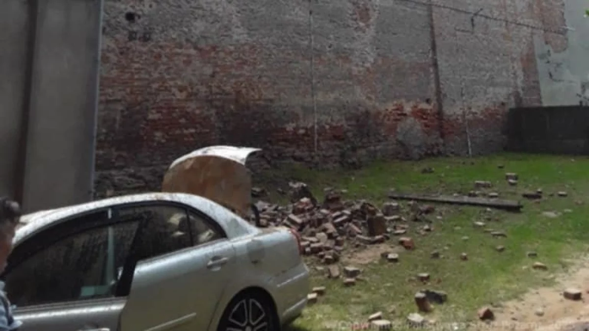 Katastrofa w Śródmieściu. Ściana budynku runęła na samochód!